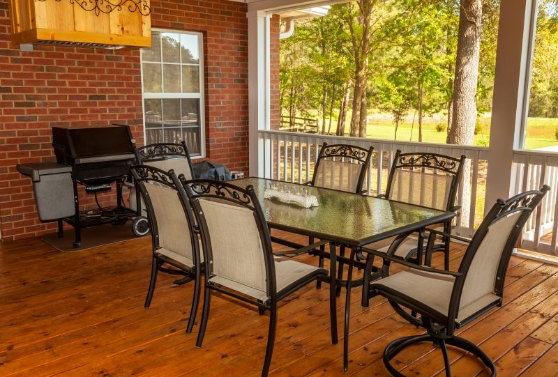 Outdoor dining deck